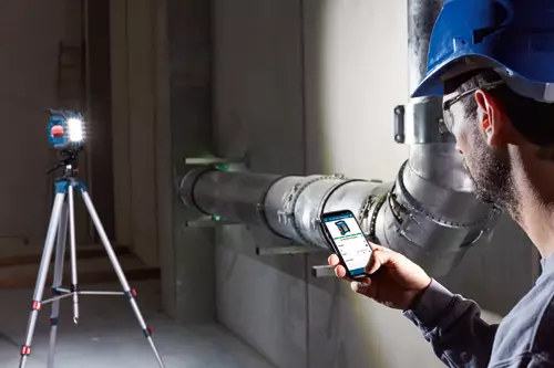 Bosch GLI18V-1200CN in use on tripod