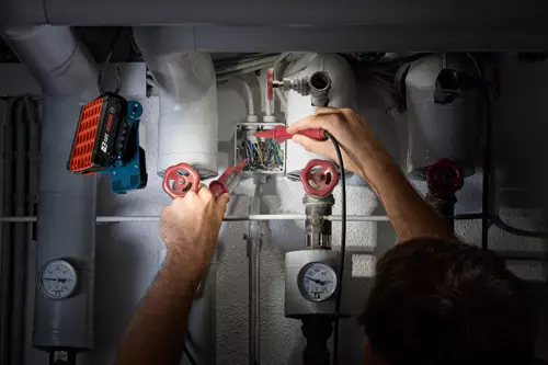 Bosch GLI18V-420B in use