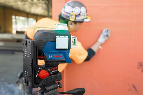 Bosch GLL3-330CG in use