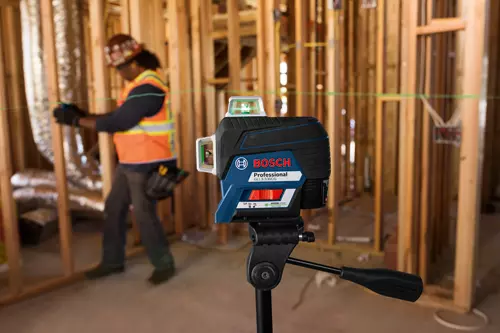 Bosch GLL3-330CG in use