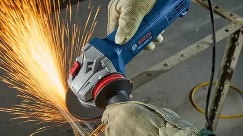 Bosch GWS10-450PD in use