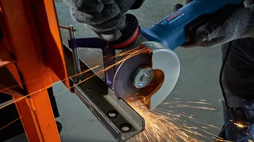 Bosch GWS10-450PD in use