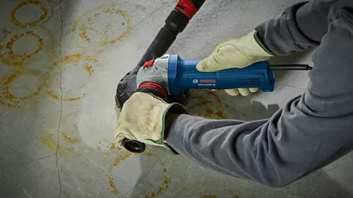 Bosch GWS10-450PD in use