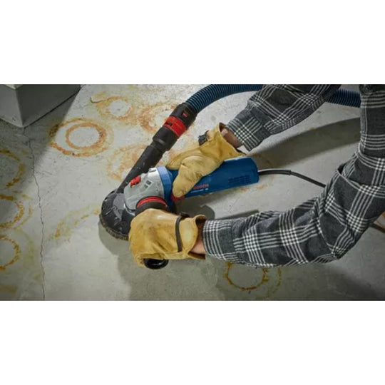 Bosch GWS10-450 in use