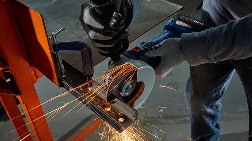 Bosch GWS18V-8N in use