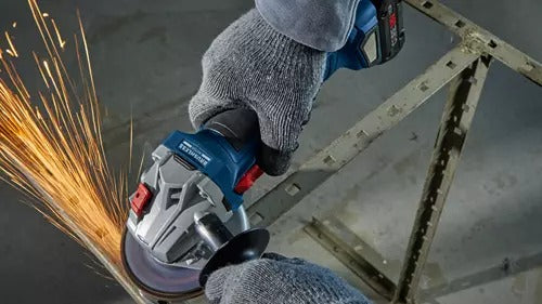 Bosch GWS18V-8N in use