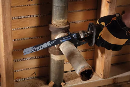 Bosch REDM6X2 in use cutting metal pipe