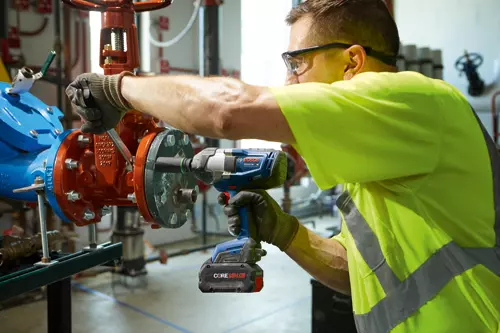 Bosch GDS18V-740N in use